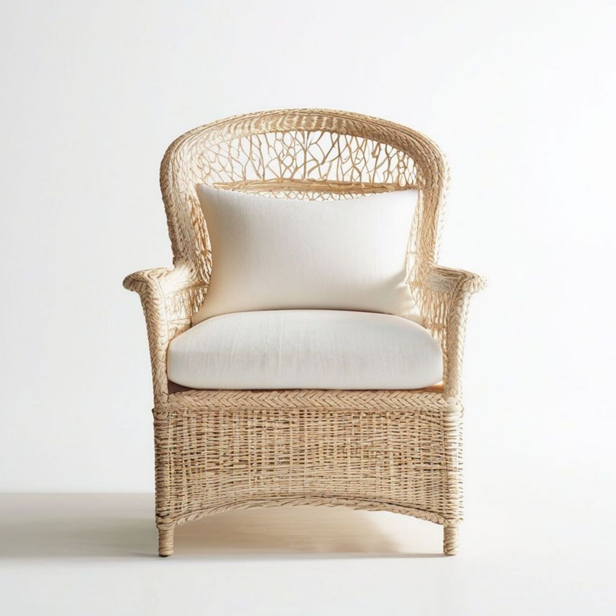 Rattan-Armlehnstuhl Natur mit cremefarbenen Polyesterkissen, 70 x 75 x 105 cm