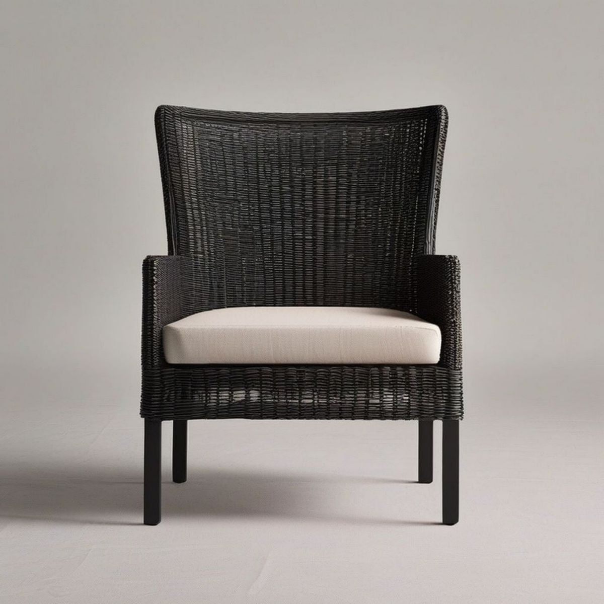 Gartenstuhl mit Armlehnen aus PE-Rattan, Schwarz/Beige, 62 x 68 x 92 cm